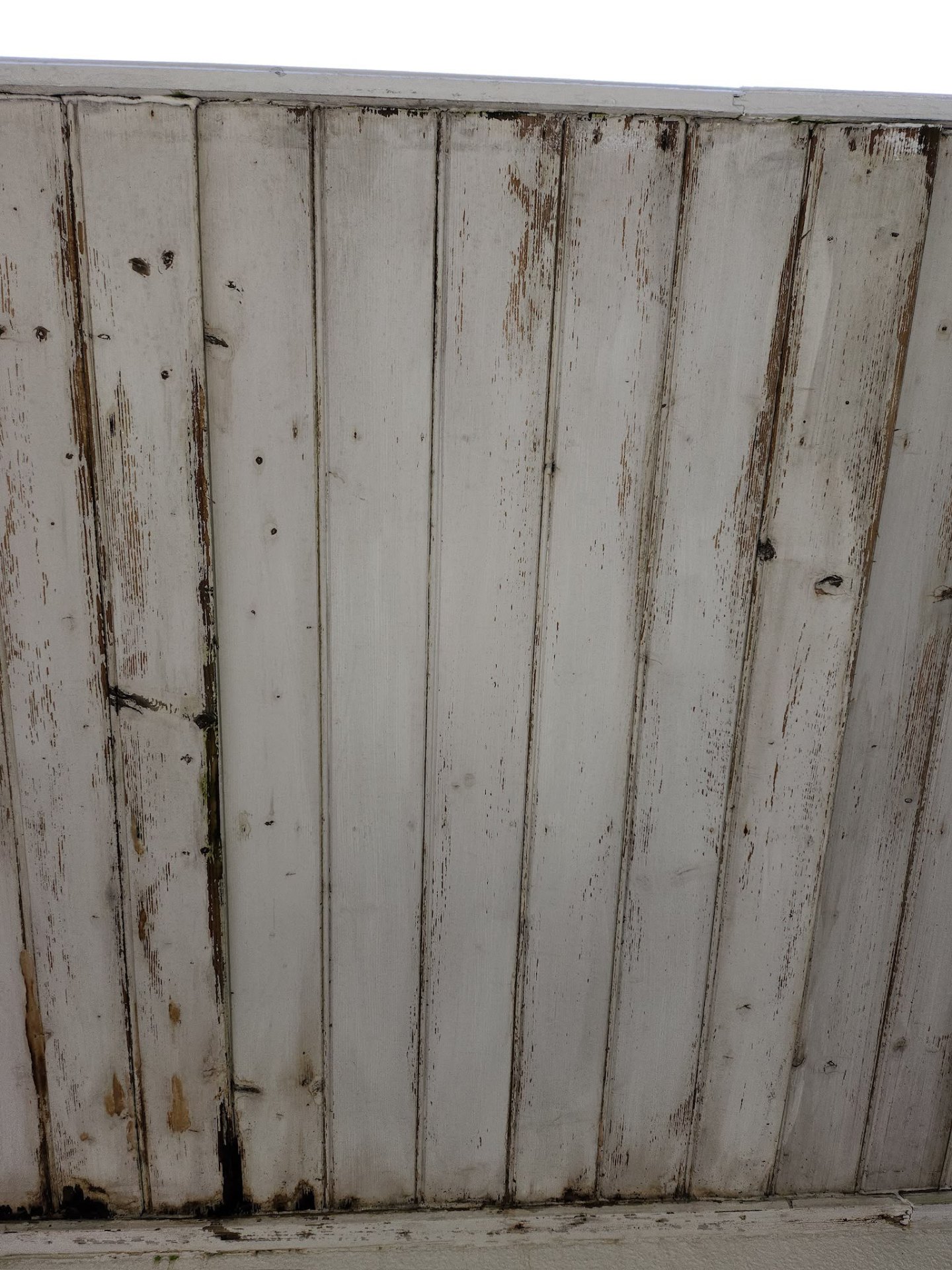 Lambris bois avec peinture écaillée avant rénovation
