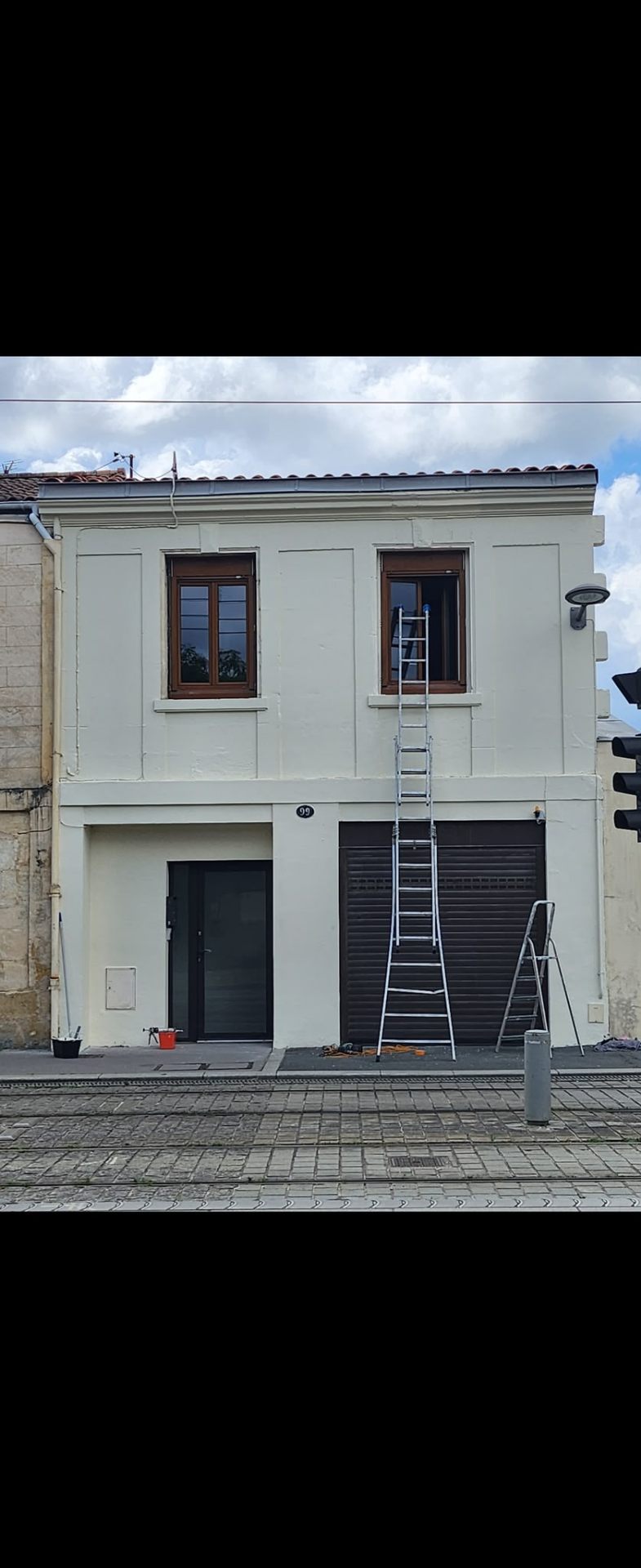 Façade rénovée en blanc après ravalement complet