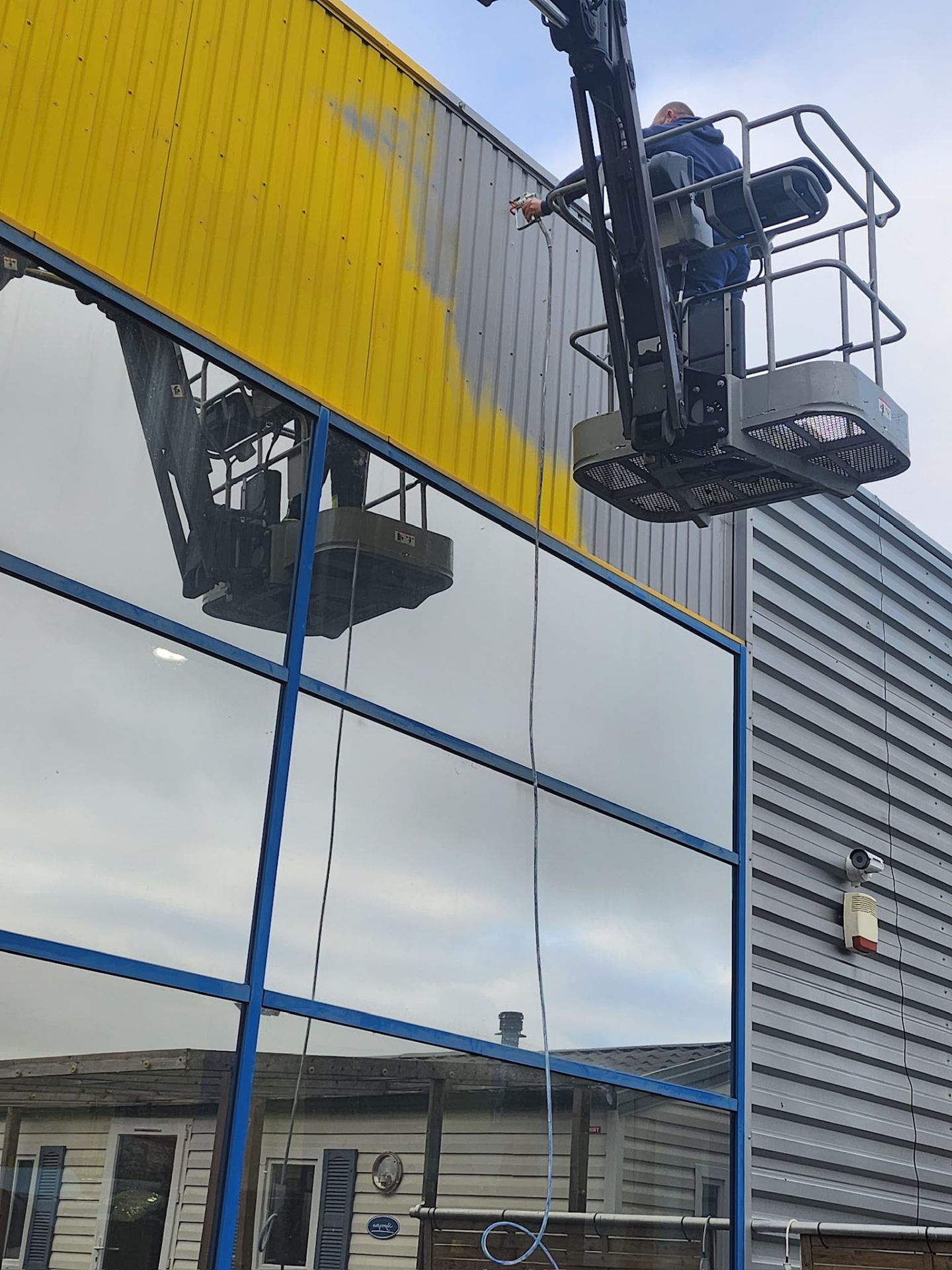 Application de peinture jaune au pistolet à la nacelle