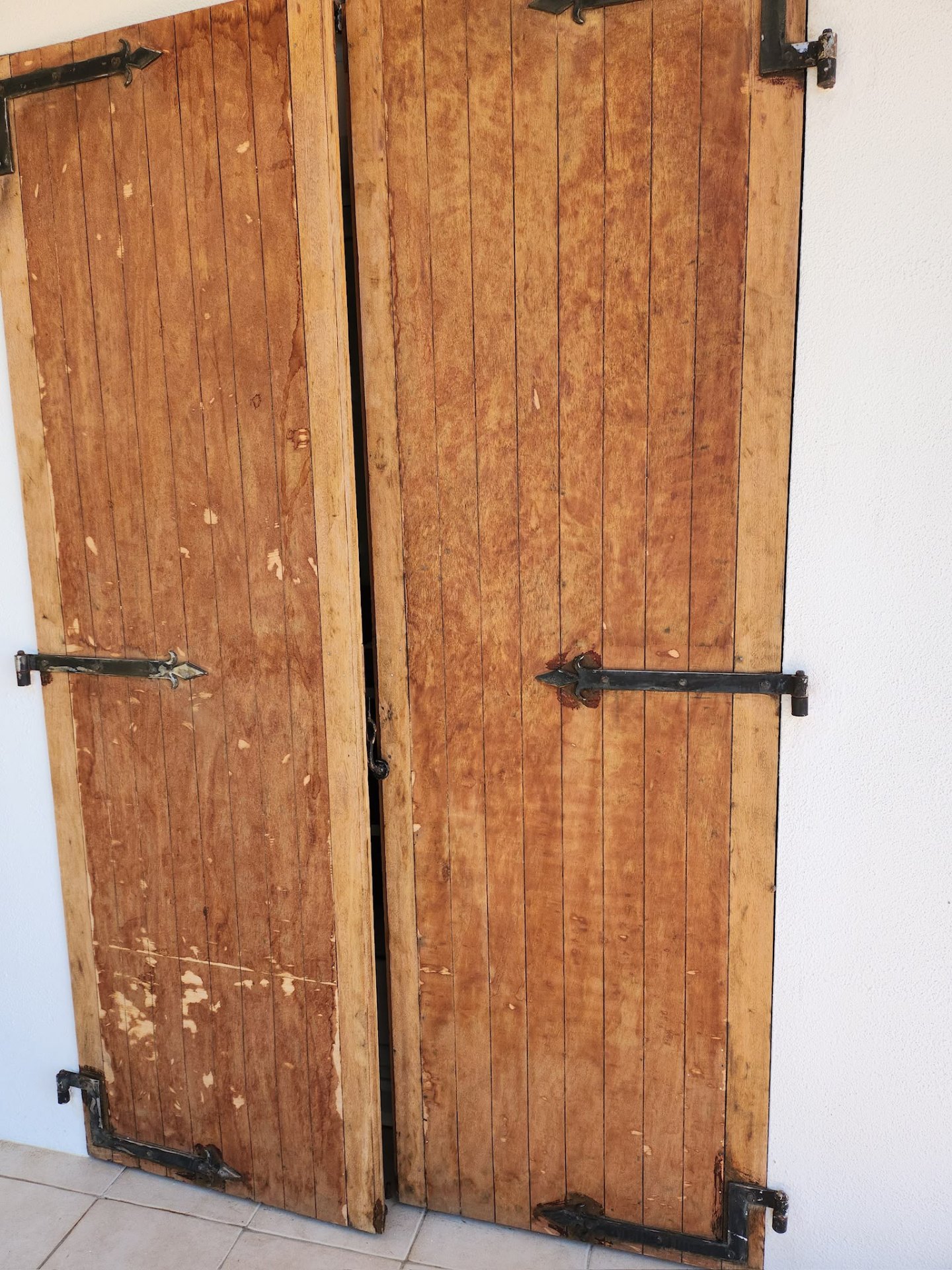 Volets en bois usés avec peinture écaillée avant rénovation