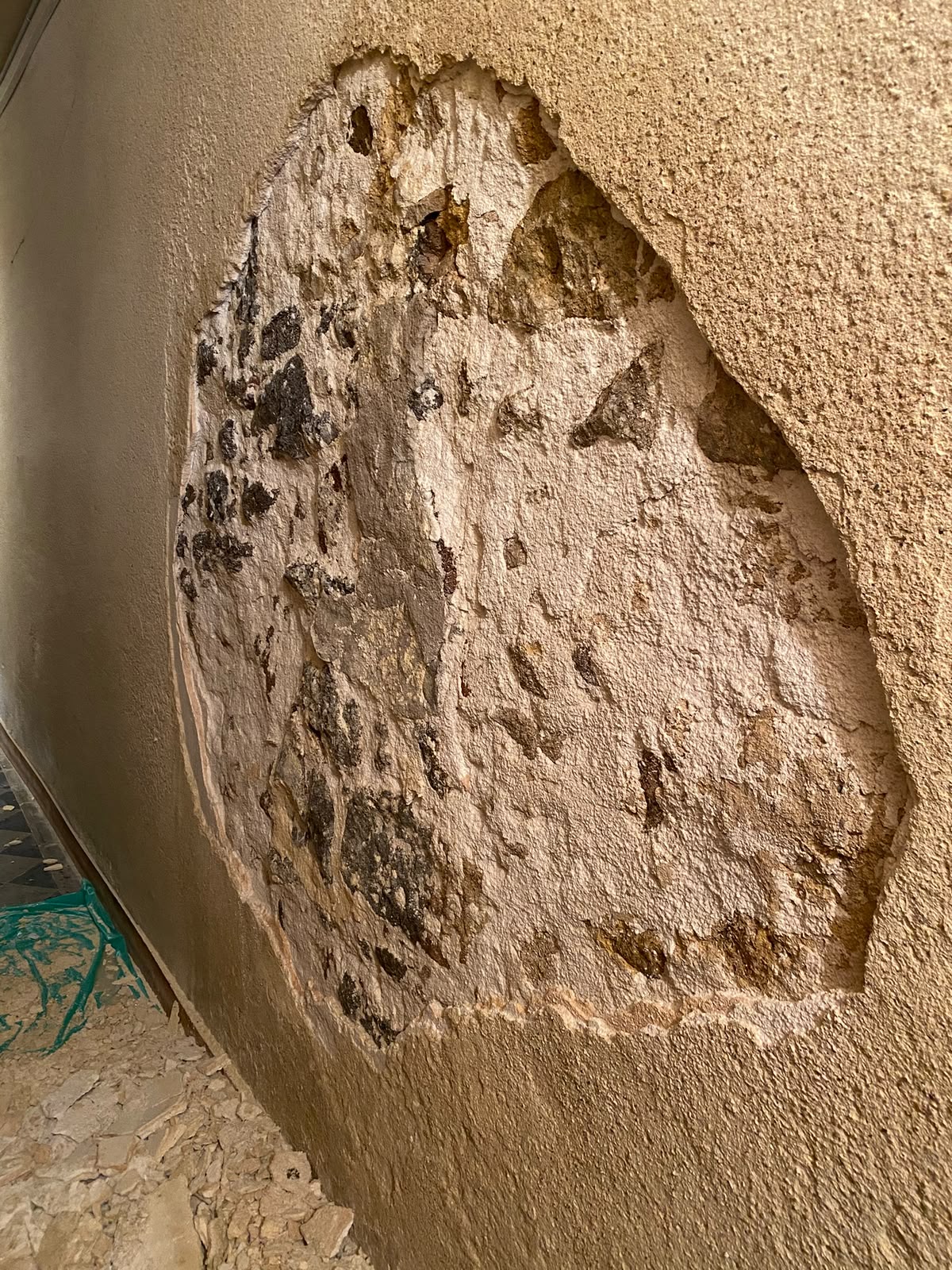 Décroûtage d'un mur en pierre avant enduit